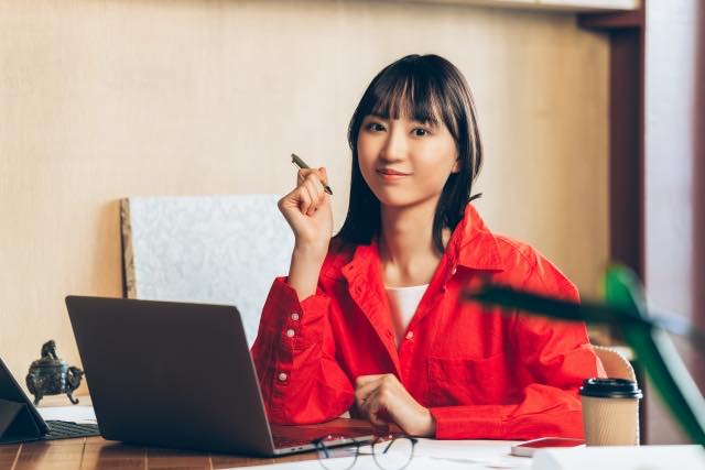 顔脱毛中にシミや肝斑ができない方法を調べる女性